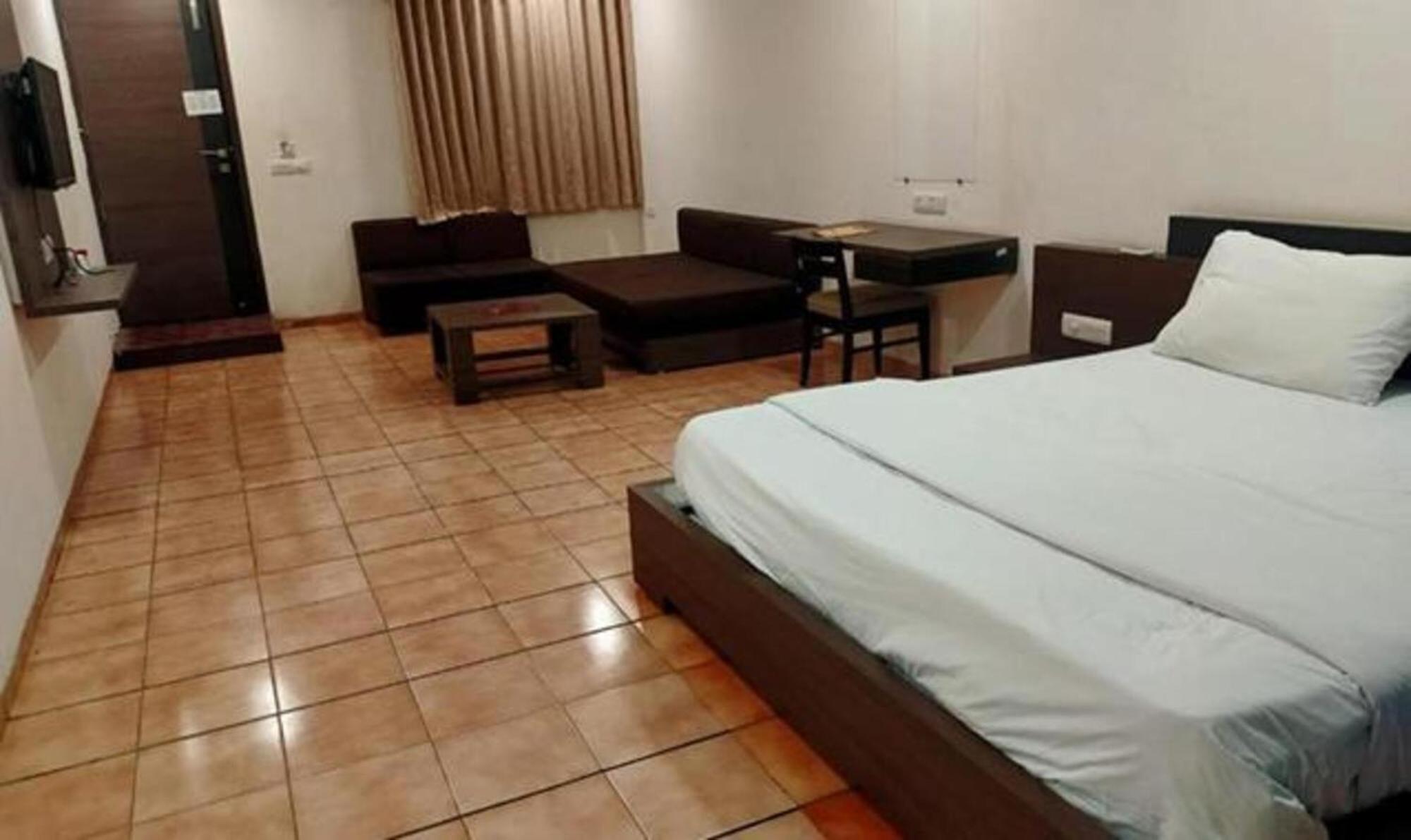 Hotel Sun N Step Club Ahmadabad Zewnętrze zdjęcie